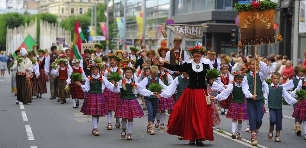 Skolu jaunatnes dziesmu un deju svētku gājiens aizritējis bez starpgadījumiem