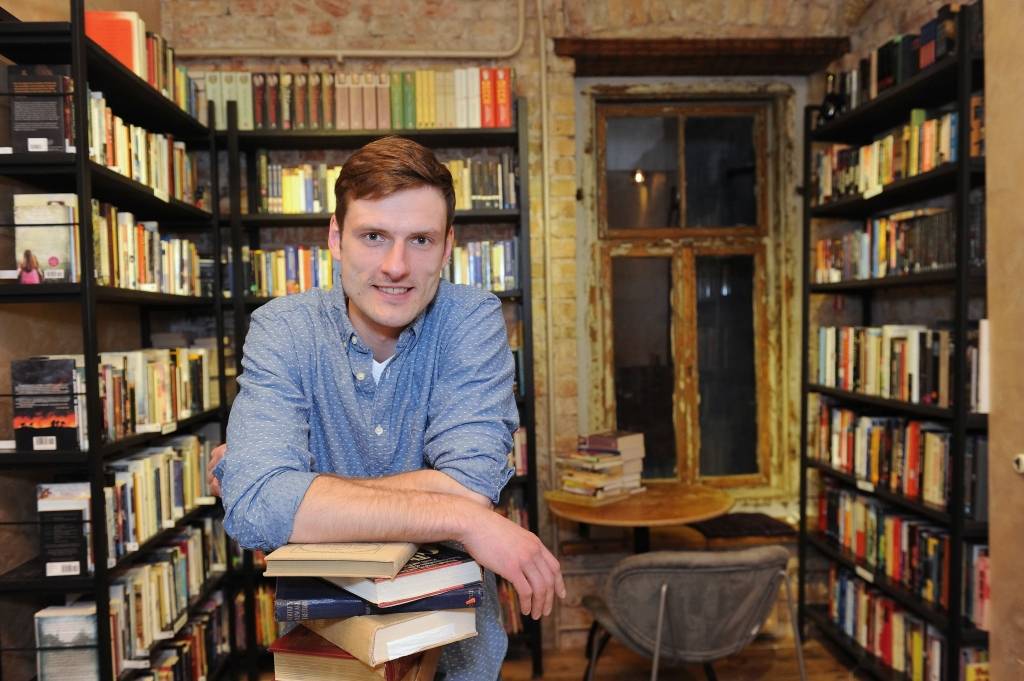 Sekojot idejai: Grāmatām pievienojas kafija