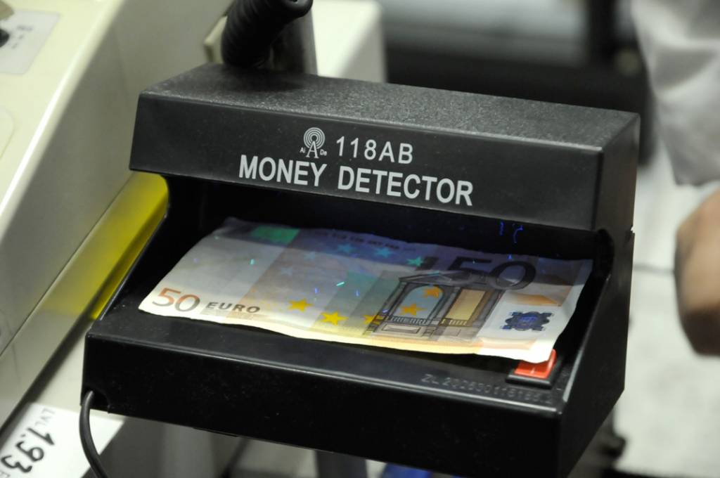 Norēķinās ar viltotu naudu; aicina uzmanīties