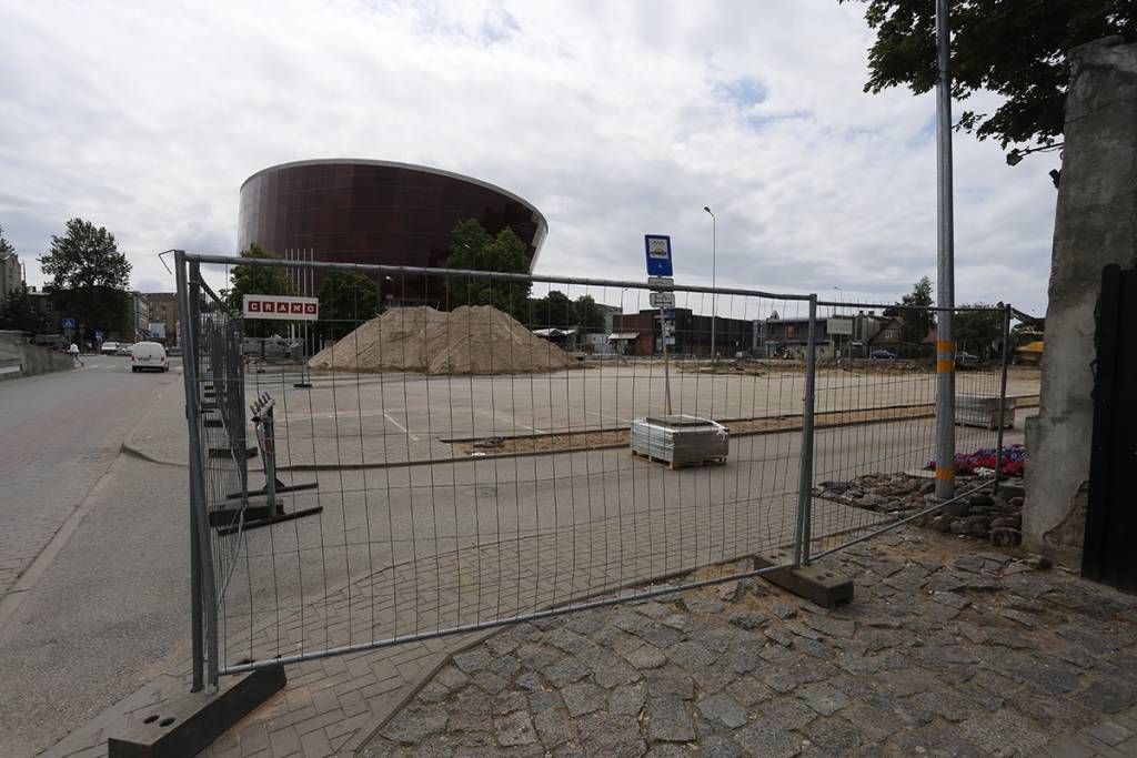 FOTO: Pie koncertzāles "Lielais Dzintars" izbūvē auto stāvlaukumu