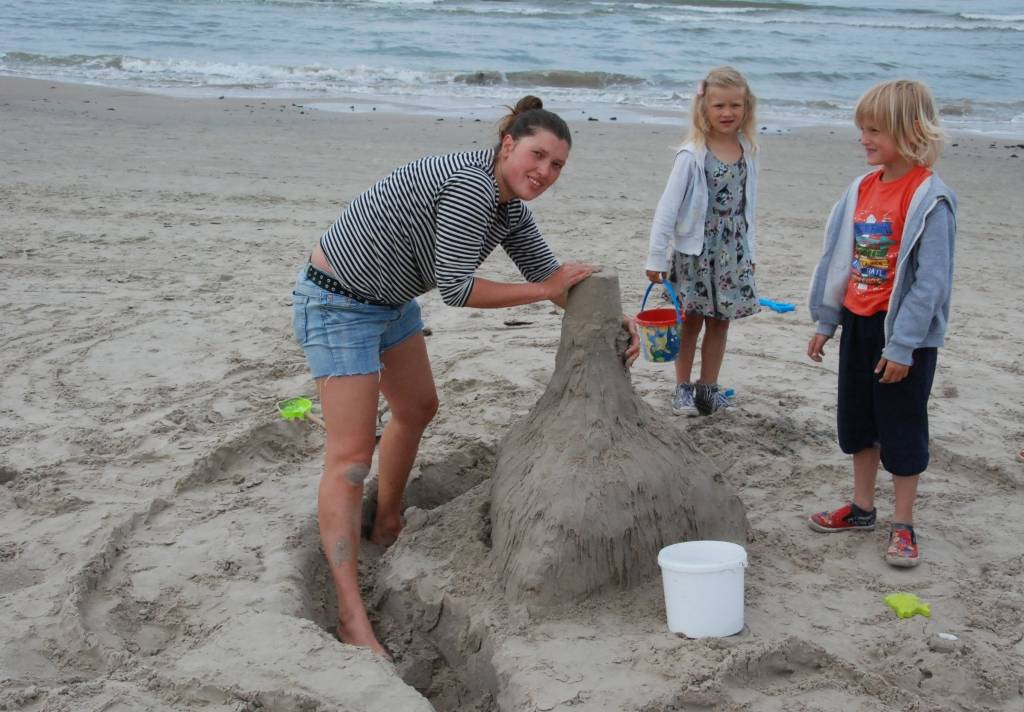 FOTO: "Mazās marīnas" laikā pludmalē top smilšu skulptūras