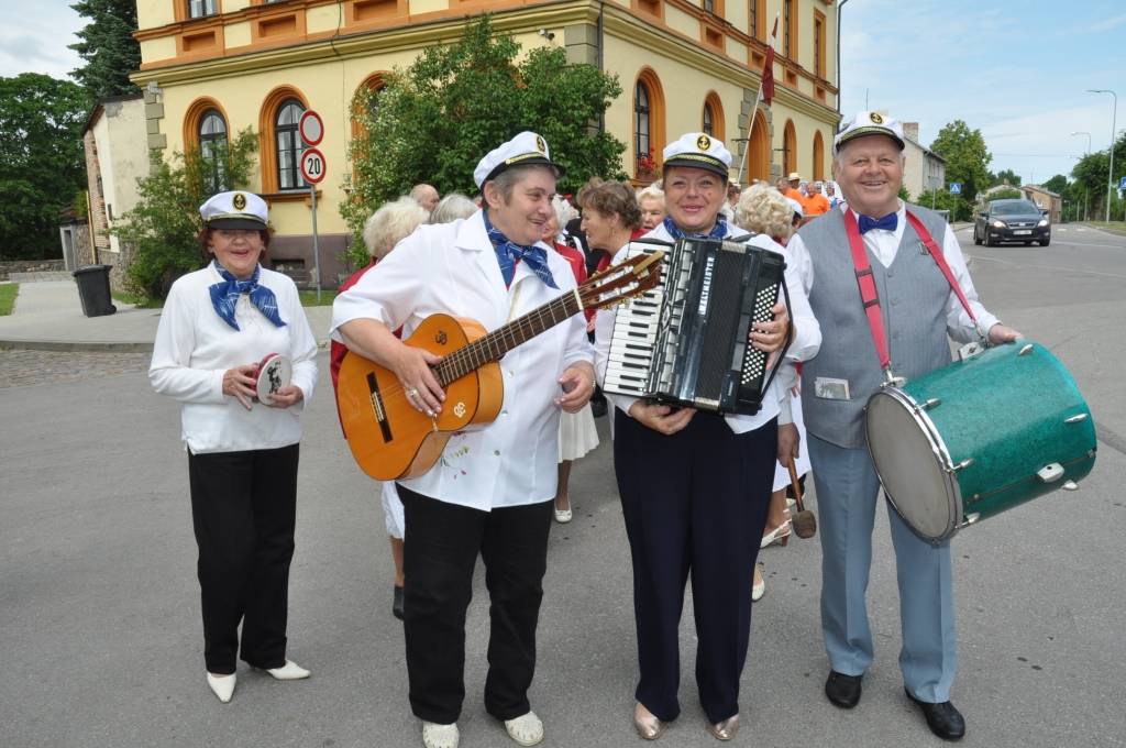 FOTO: Seniori svin ar dziesmām un dejām