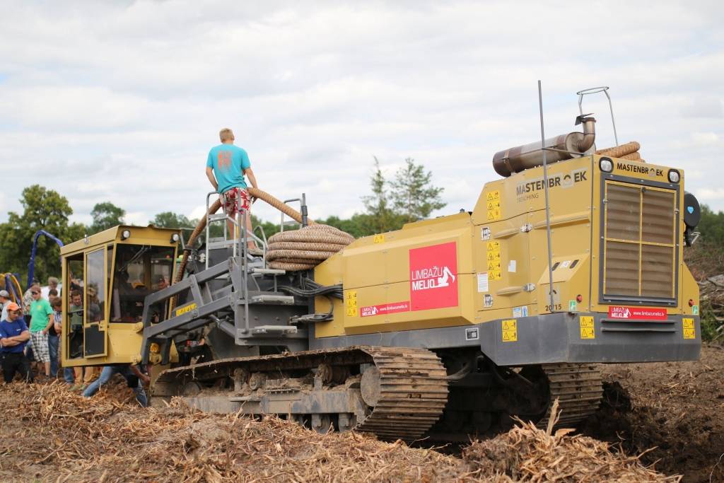 Lauku dienās demonstrē, kā aizaugušas zemes atgriezt lauksaimnieciskajā ražošanā