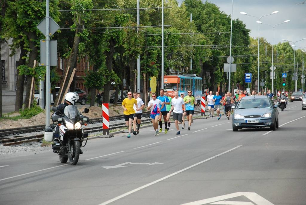 FOTO: Lauva Liepiņš eksaminē Liepājas pusmaratona dalībniekus