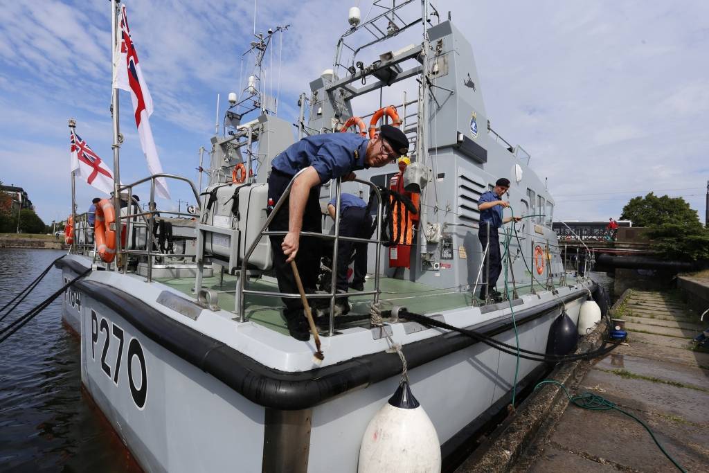 FOTO: Liepājā ienāk Britu Karaliskās Jūras spēku flotes kuģi