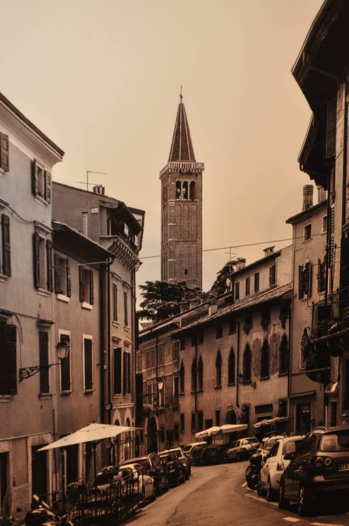 FOTO: Agra Klestrova 40 gadu jubilejas darbu fotoizstāde