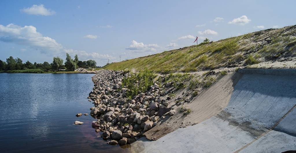 FOTO: Kā būvē uzbērumus pāri lielajām šosejām