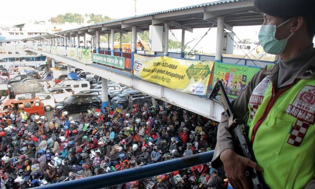 Indonēziju pārņēmis brīvdienu haoss - fotogrāfijās