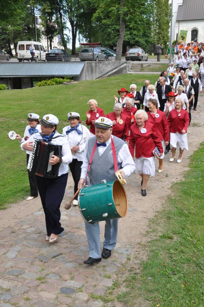 Grobiņas seniori svin pusaudžu vecumu