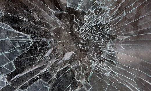 Izsit stiklus kāpņu telpā