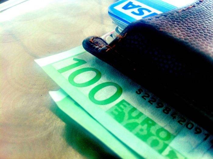 Jauniete policijai atdod atrastu maku ar naudu