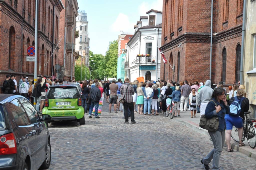 FOTO: Liepājā pret "nesamērīgi maigo" spriedumu bērna pavedinātājiem protestē simtiem cilvēku