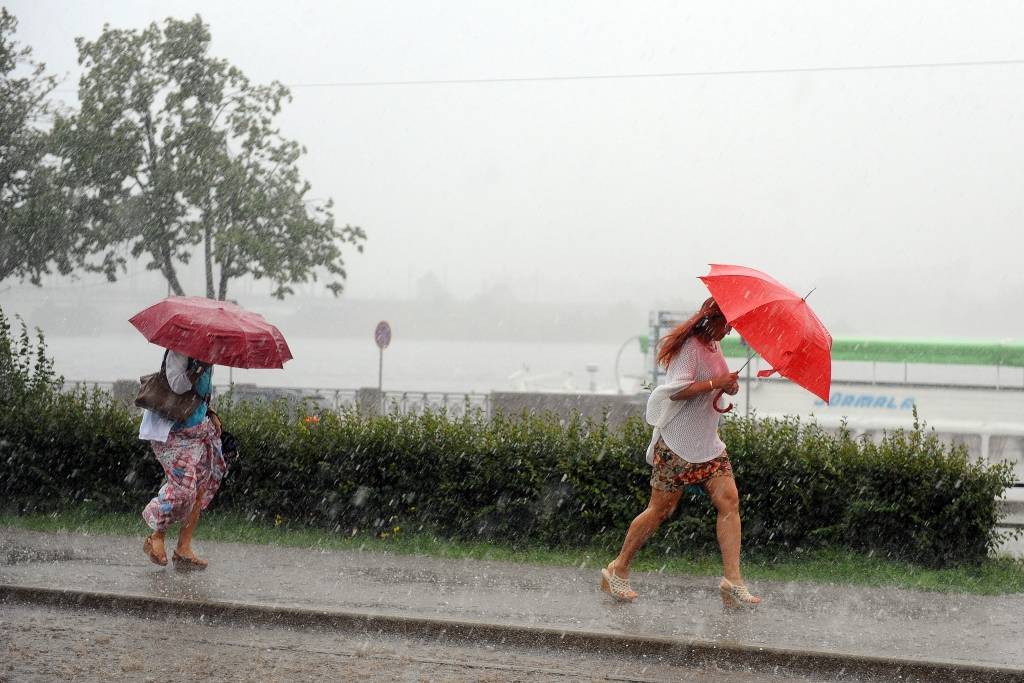 Papildināta - FOTO: Rīgā plosās negaiss un milzu krusa