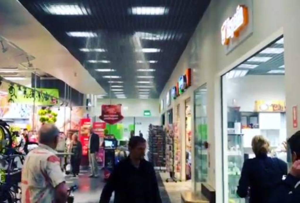 VIDEO: Rimi Valdemārs jumts no lietus neglābj; ūdens gāžas iekšā caur griestiem