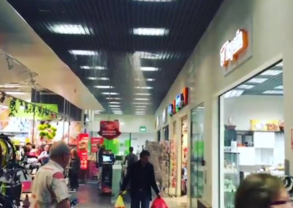 VIDEO: Ūdens gāžas veikalā - lietusgāzes izraisījušas notekūdeņu pārrāvumu Rimi Valdemārs