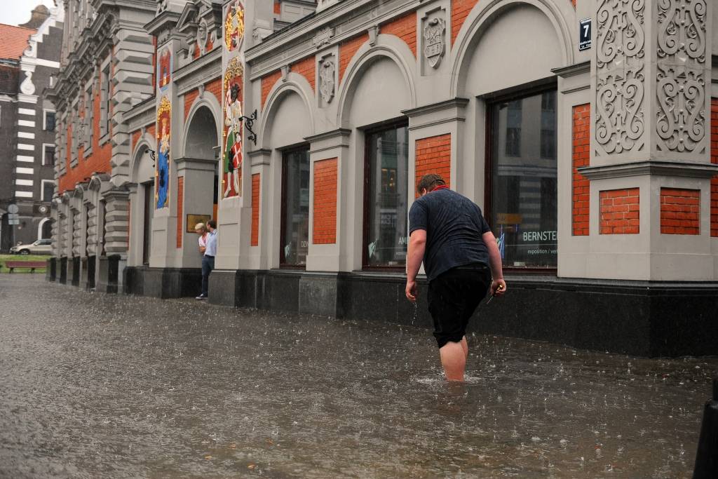FOTO: Applūdusi Melngalvju nama ieeja; prezidenta viesiem jāiet pa citām durvīm