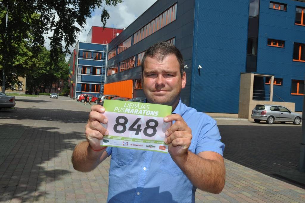 FOTO: Pusmaratona dalībnieki saņem starta numurus