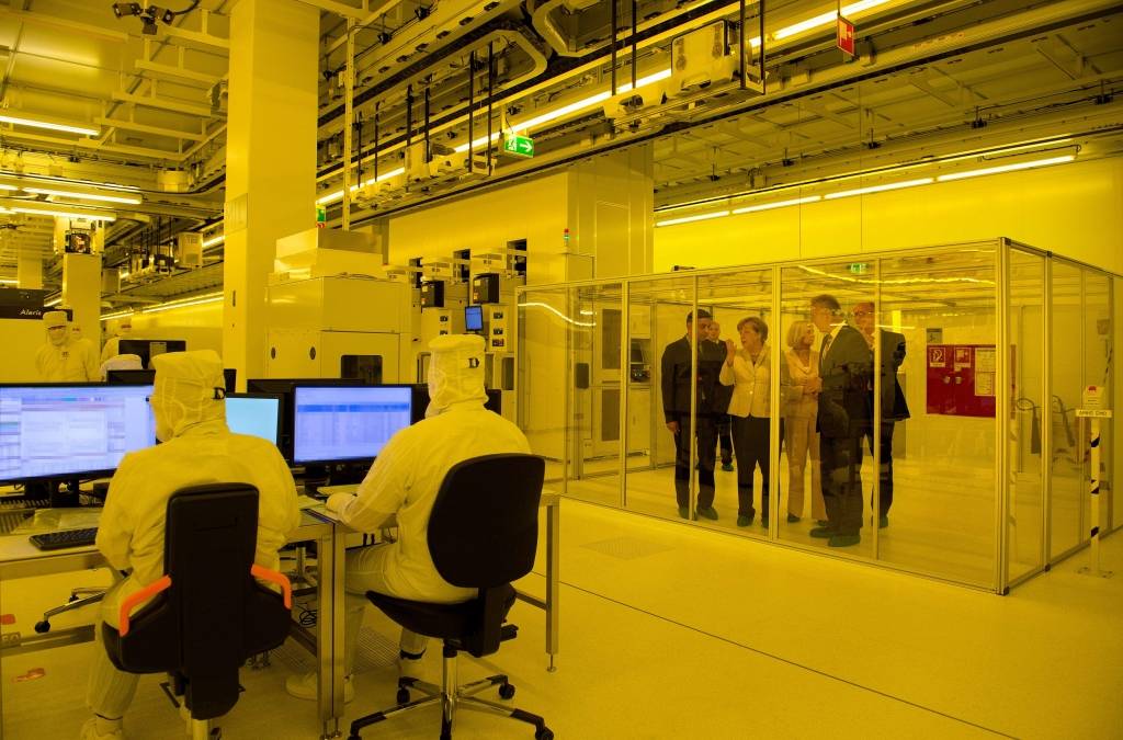 Vācijas kanclere viesojas pie ražotājiem GlobalFoundries un Infineon Technologies - fotogrāfijās