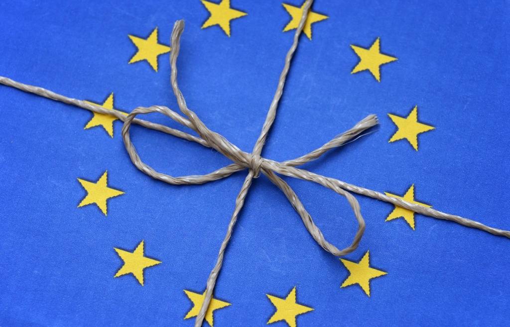 Papildināta - ES valstis apstiprina 7,16 miljardu eiro pagaidu finansējumu Grieķijai