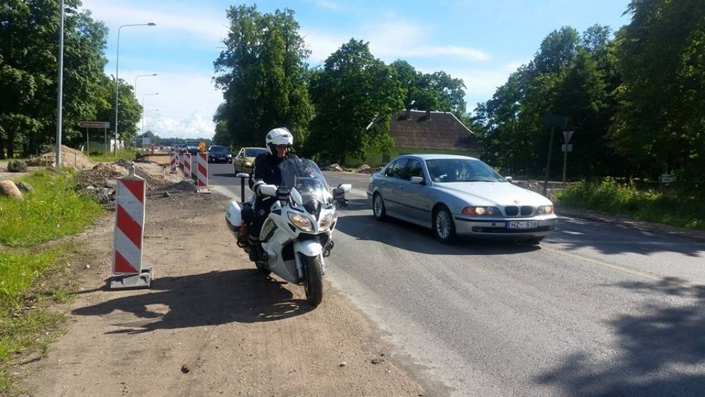 Ceļā uz Positivus policija kontrole pastiprināti; pie Salacgrīvas milzu sastrēgums
