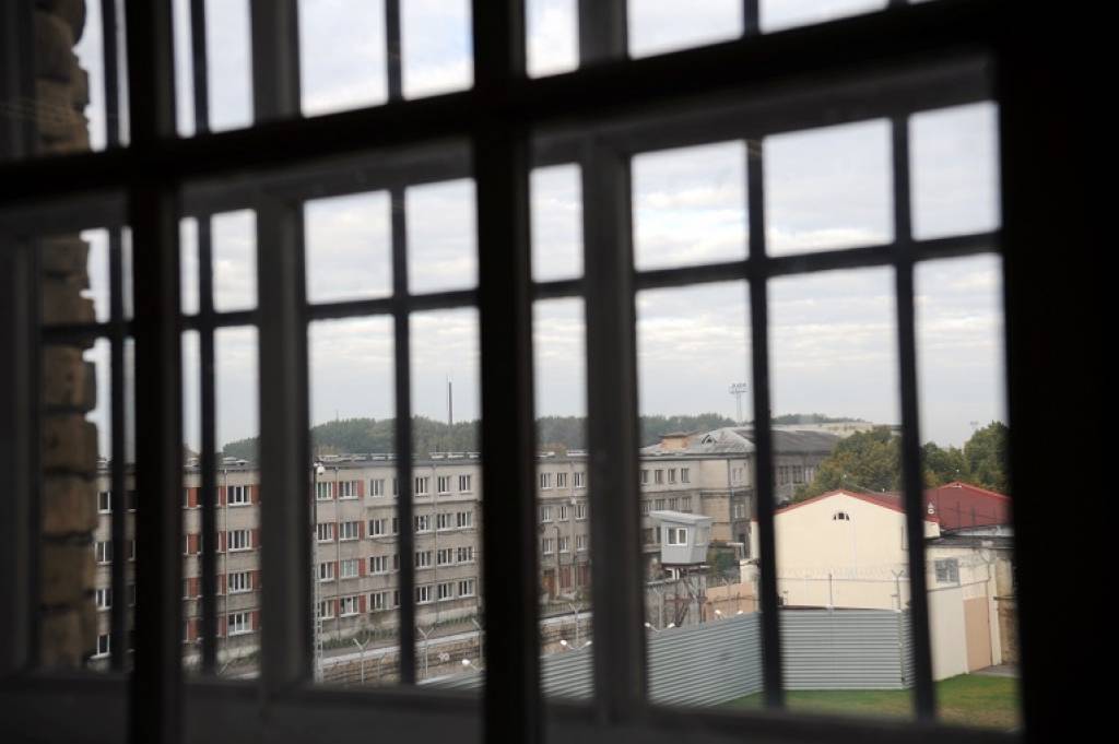 Nekvalitatīvu slāpētāju dēļ cietumnieki bez problēmām izmanto mobilos tālruņus