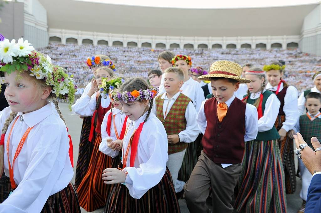 Atskats uz XI Latvijas Skolu jaunatnes dziesmu un deju svētkiem. Svētku varavīksne ved kalniem pāri