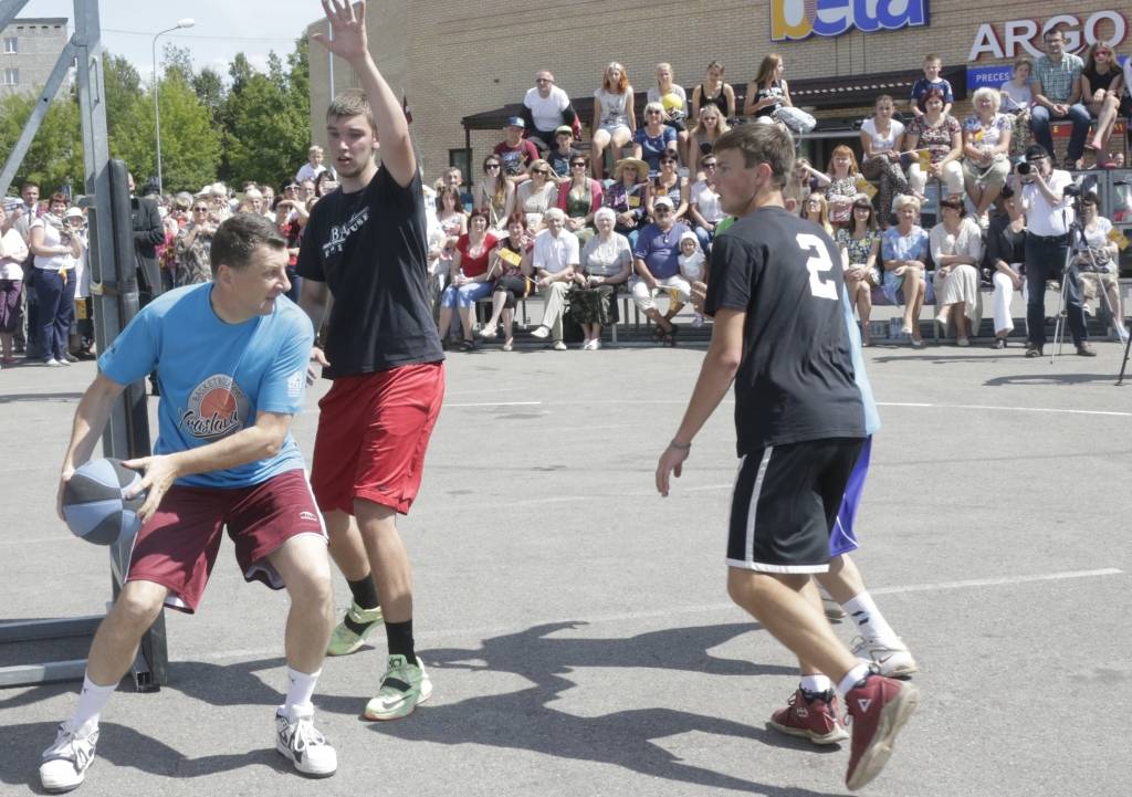 FOTO: Vējonis vizītē Krāslavā sola risināt Latgales problēmas un uzspēlē basketbolu