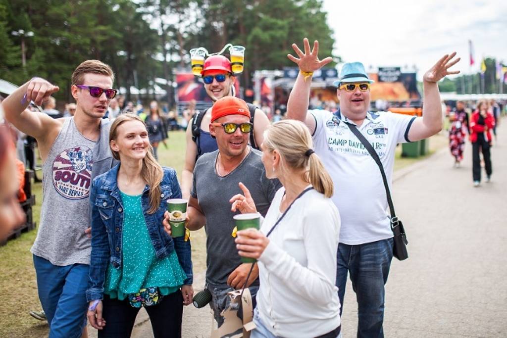 FOTO: Otrā Positivus diena dažādās izklaidēs, arī lietus sagaidīts