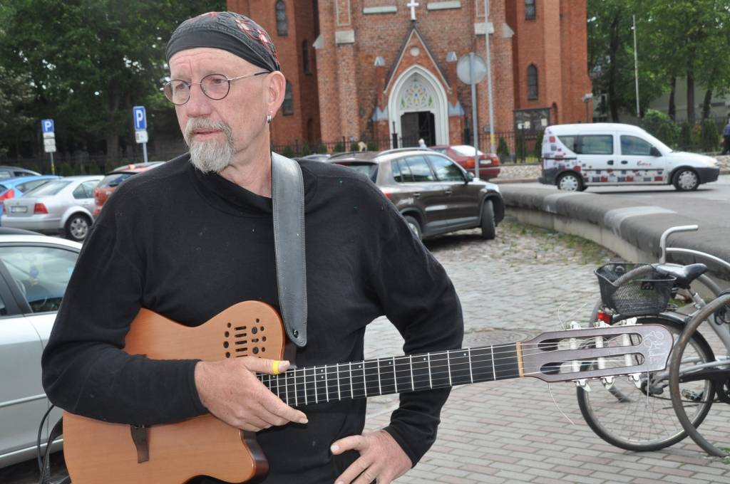 Austrālietis muzicē pie tirgus