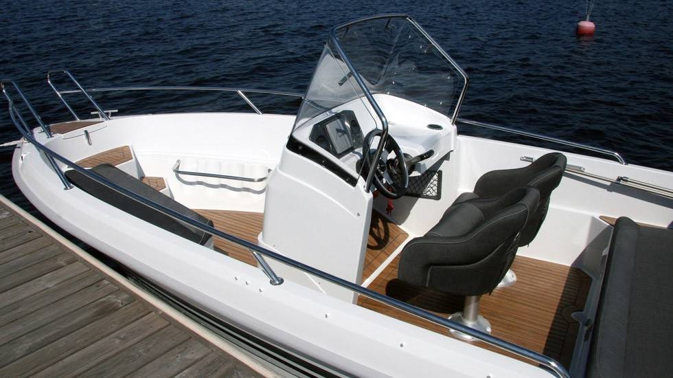 Liepājā dzērumā stūrē jahtu