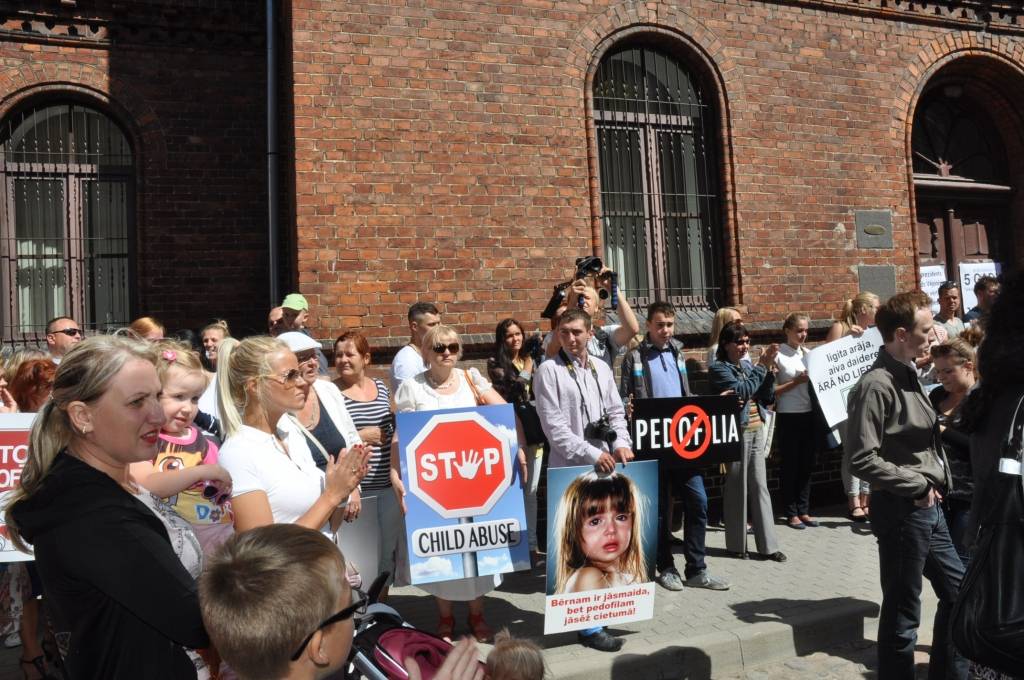 Liepājas tiesa un prokuratūra plašāk nekomentē spriedumu par mazgadīgas meitenes pavešanu netiklībā