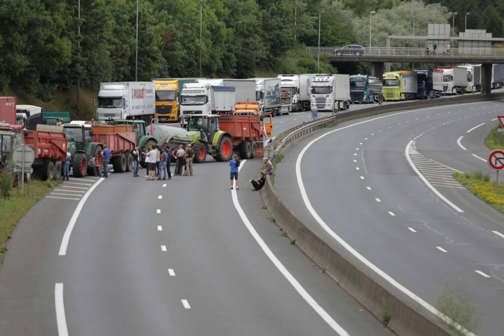 FOTO: Francijā sadusmoti lauksaimnieki nobloķē piekļuvi pilsētai