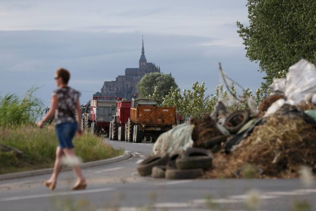 FOTO: Protestējoši lauksaimnieki Francijā otro dienu bloķē piekļuvi populāram tūristu galamērķim