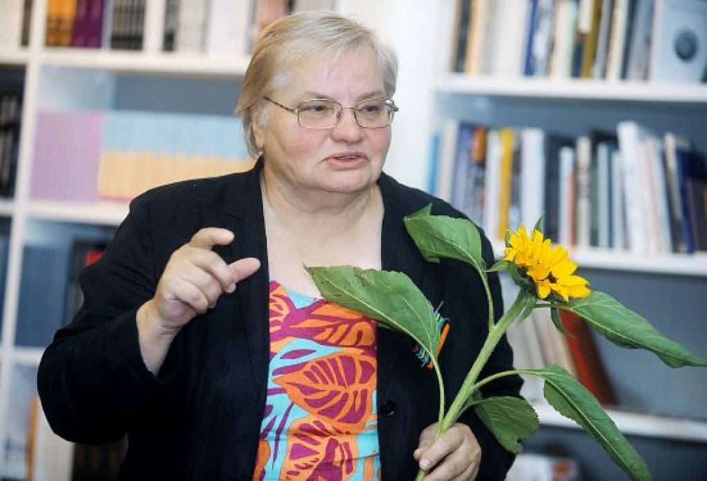 Kursīte-Pakule: Valoda ir dzīva, bet peld pa apšaubāmiem ūdeņiem kopā ar citvalodu mēsliem