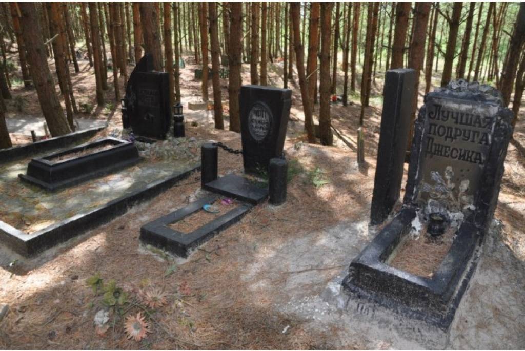 Nelegāli izveidotā dzīvnieku kapsēta Liepājā paplašinās