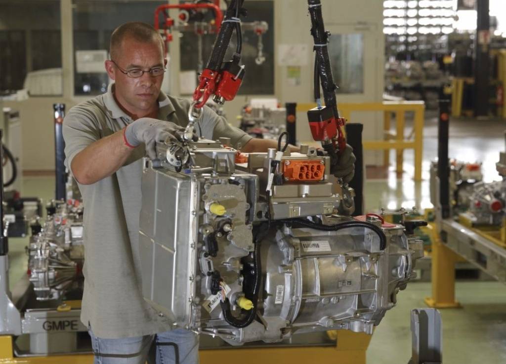 Renault rūpnīca, kur ražo R240 elektrodzinējus - fotogrāfijās 