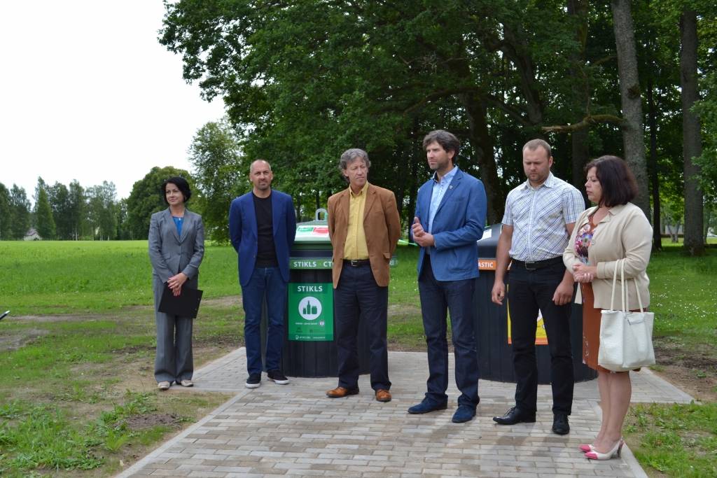 Siguldā atklāti šķiroto atkritumu pazemes konteineri, kuru izveidē ieguldīti 49 000 eiro