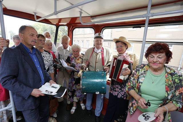 Grobiņas senioru ansamblis "Tev" piedzied Kultūras tramvaju