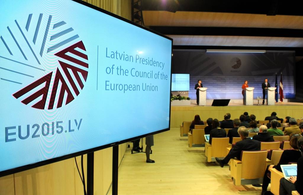 Ministrijas sākušas izmaksāt prēmijas par darbu prezidentūras laikā