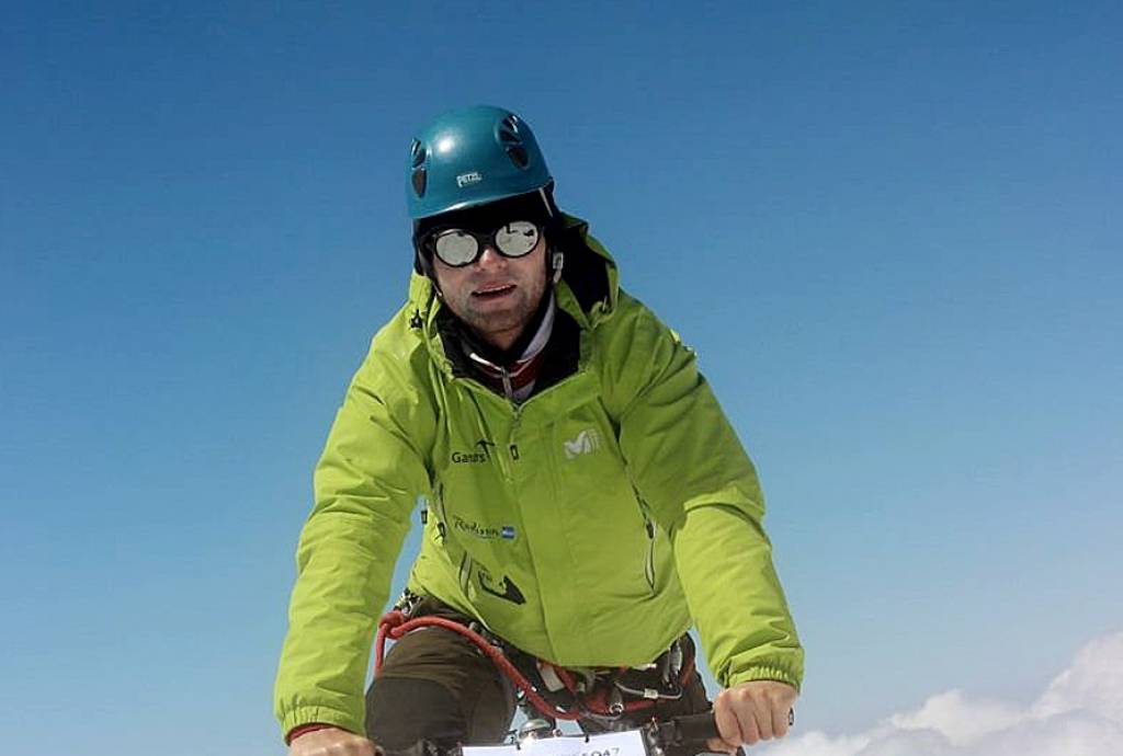 Ar velo Kazbeka virsotnē