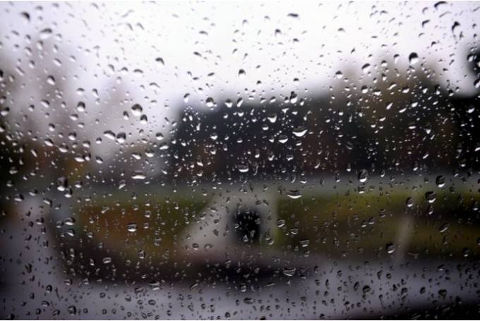 Pēcpusdienā, sākot no Kurzemes, gaidāms plašāks lietus un pērkona negaiss,