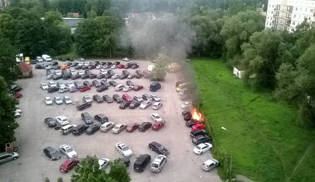 FOTO: Anniņmuižas bulvārī deg automašīnas