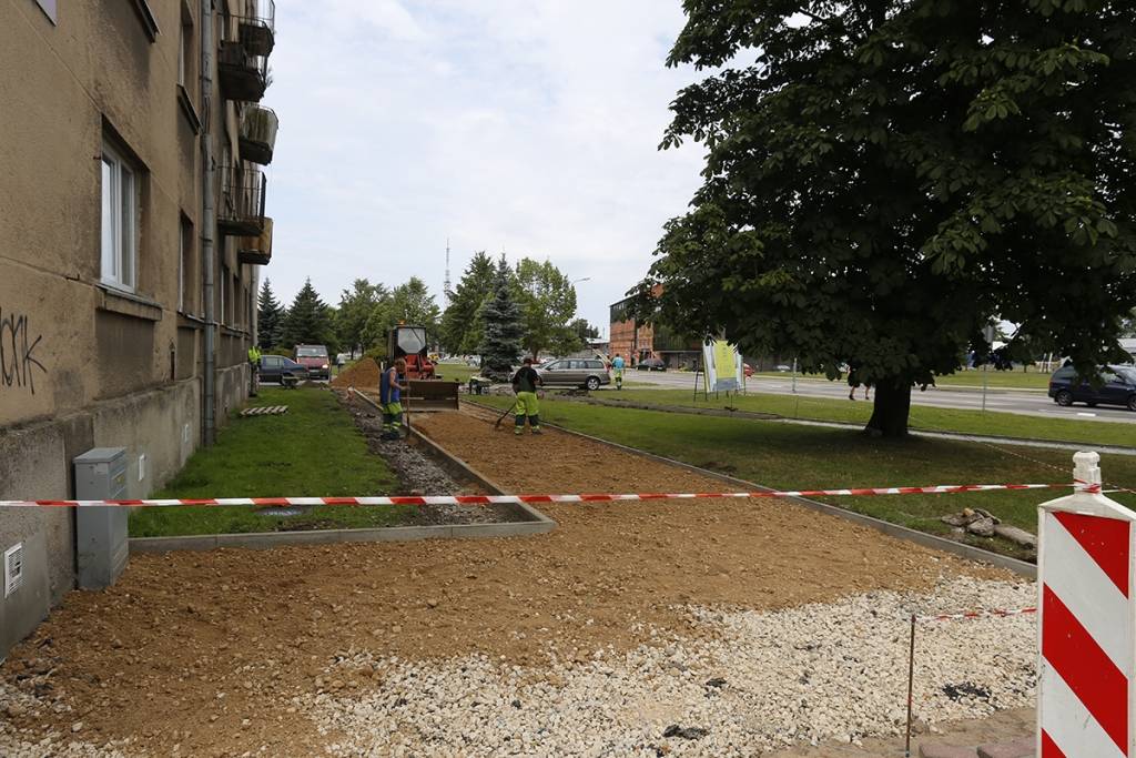 FOTO: Sakārto ielas un celiņus ap "Lielo dzintaru"