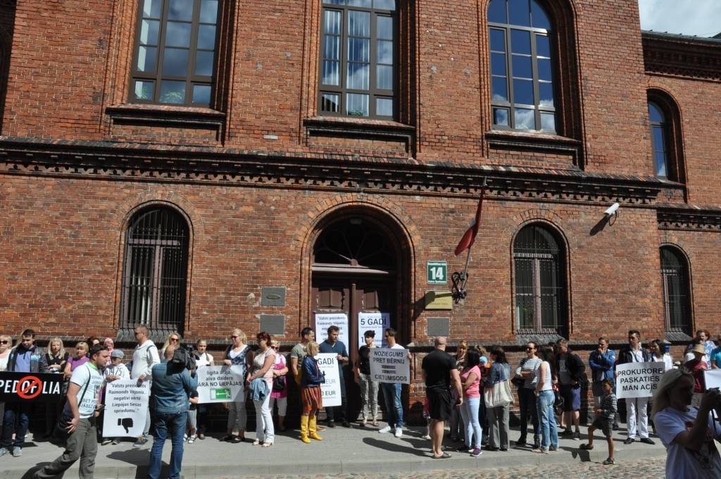 Liepājas pedofilijas lietā apsūdzētie: Advokāte mūs pierunāja atzīties nebijušā noziegumā