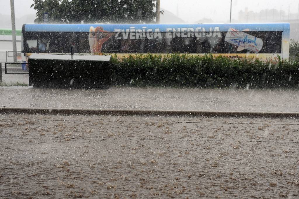 «Īpašos apstākļos» Rīgas sabiedriskajā transportā varēs braukt bez maksas