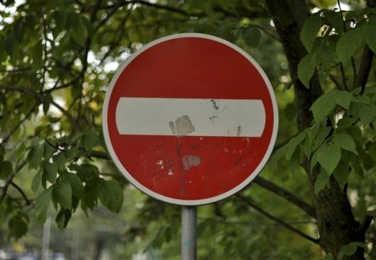 Daļēji slēdz satiksmi Rīgas ielas posmā