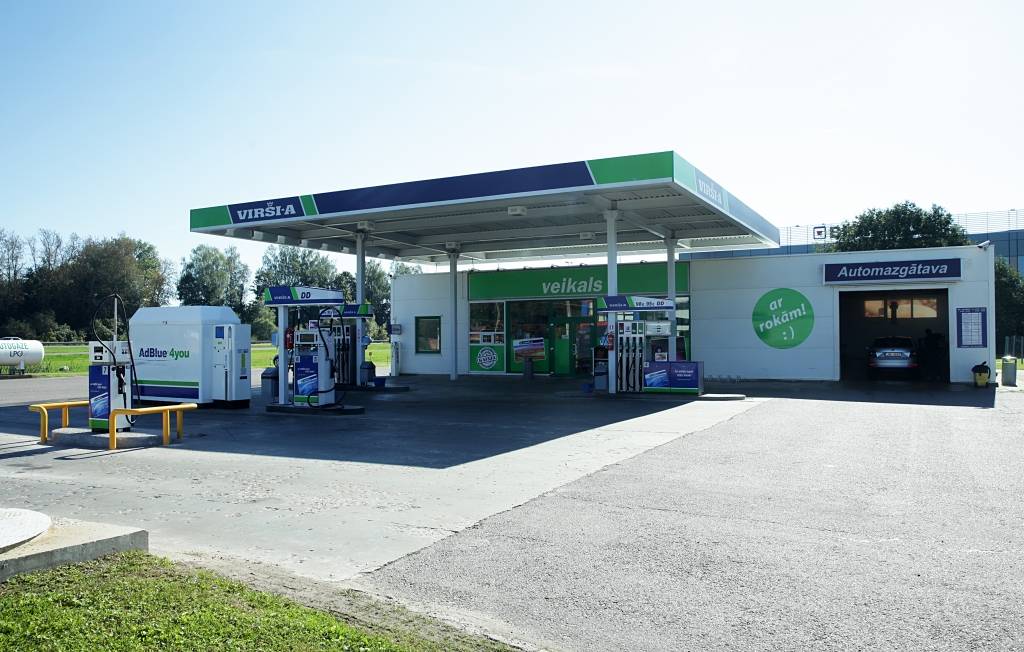 Degviela kļuvusi lētāka