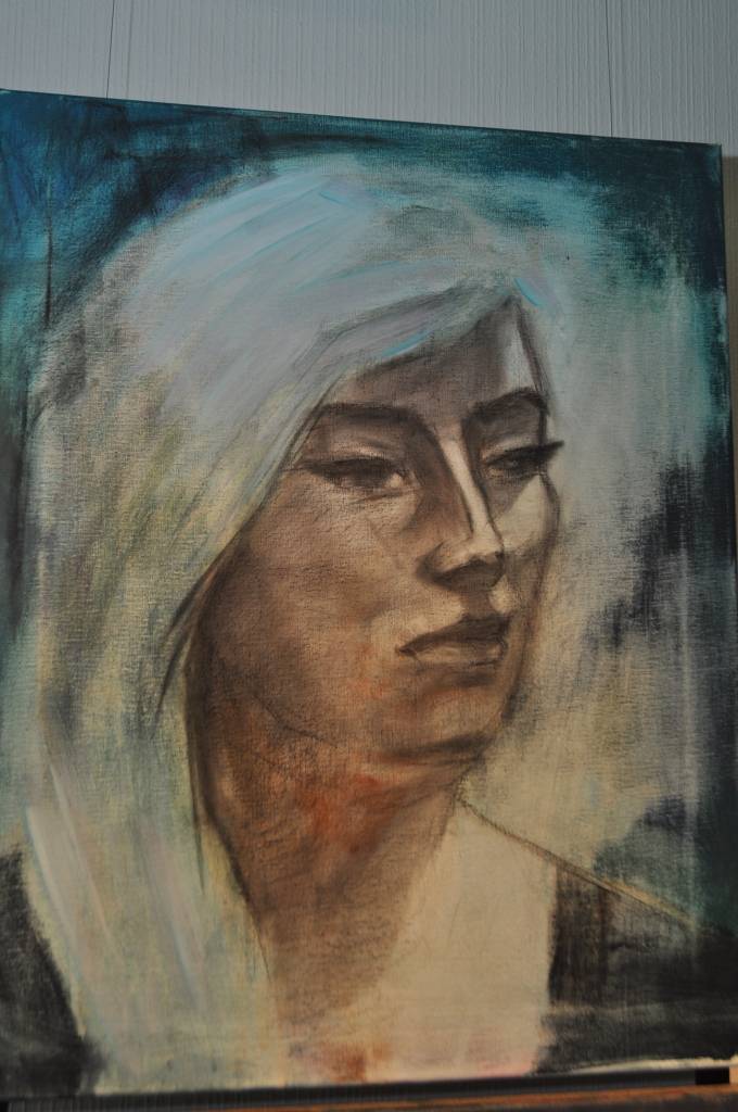 FOTO: Ivonna Kalita pirmajā personālizstādē – koša puķe, čakla sliņķe, vērojošs kaķis