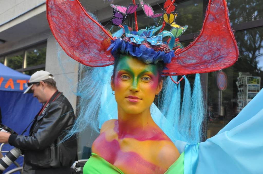 FOTO: Ielu teātra festivāls priecē ar krāšņiem priekšnesumiem