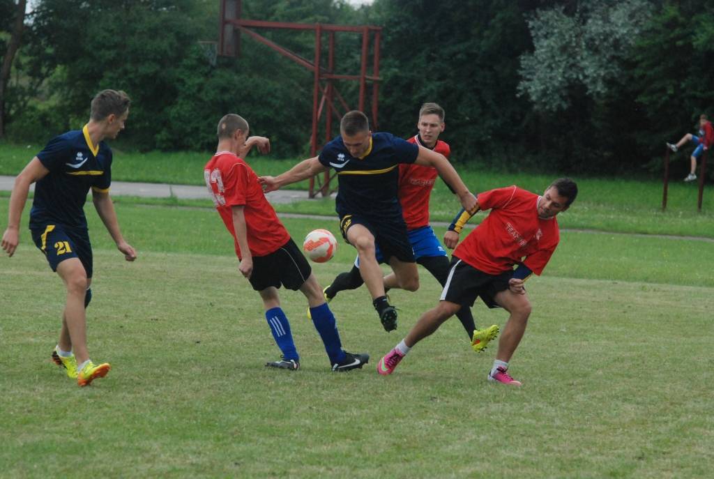 "Durbe" izvirzās priekšgalā; Vaiņodē spēles laikā gāž lietus un applūdina stadionu